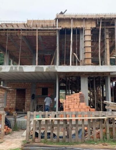 casa com dois pavimentos em construção