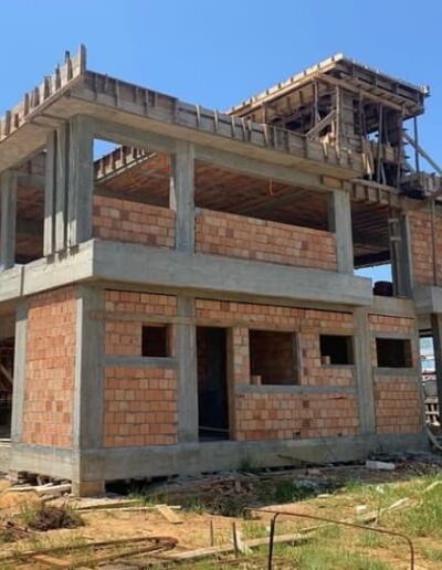 casa com dois pavimentos em construção